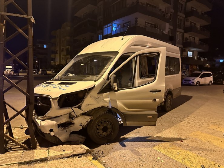 Hatay'da otomobille minibüsün çarpışması sonucu 4 kişi yaralandı