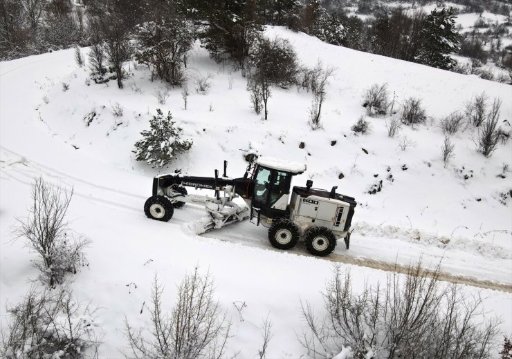 Kastamonu'da ekipler ilkbaharda karla mücadele çalışması yapıyor