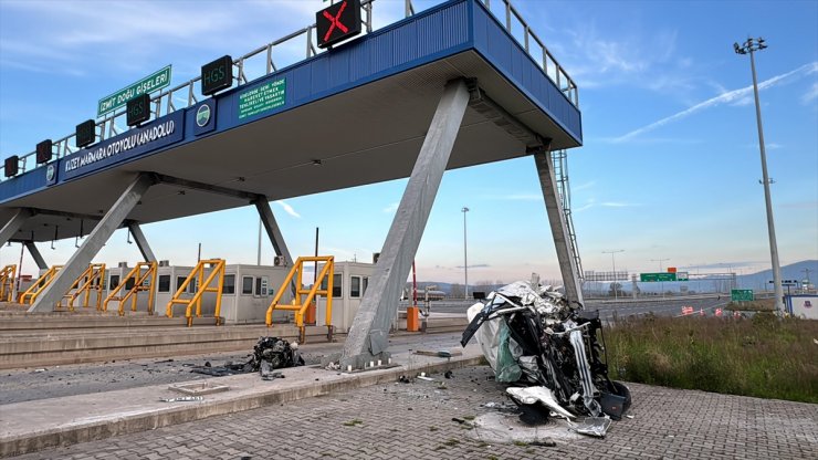 GÜNCELLEME - Kocaeli'de otoyol gişelerine çarpan otomobilin sürücüsü öldü