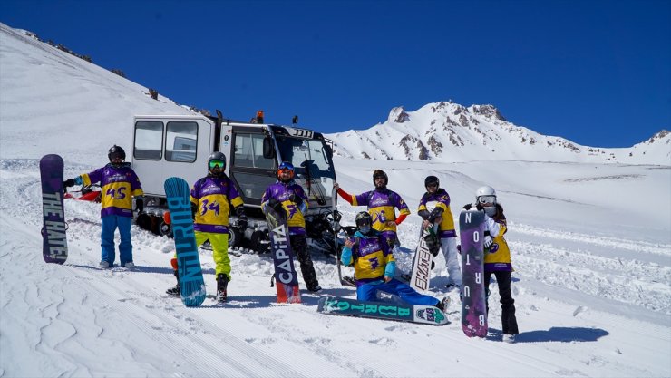 Macera tutkunu kayakçılar Erciyes'te "snow cat" turu ile adrenalini zirvede yaşıyor