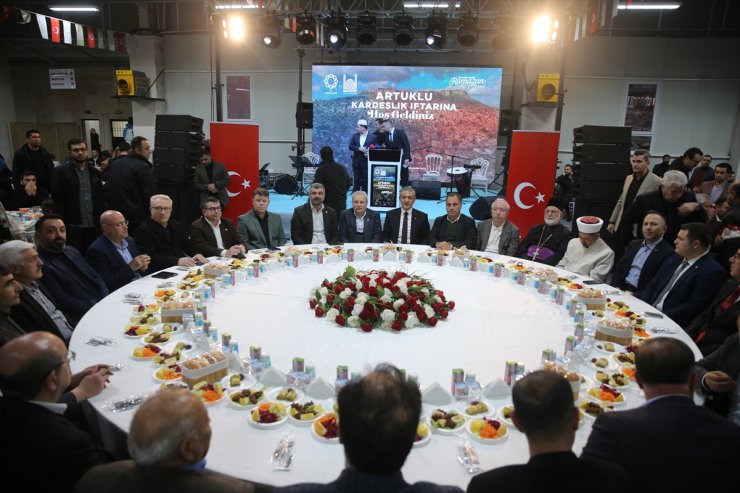 Mardin'de farklı inanç gruplarının temsilcileri iftarda buluştu