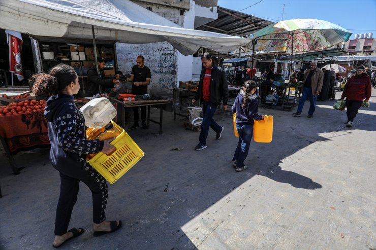 Su kuyrukları, Refah'ta çadırlarda yaşayan Filistinlilerin günlük rutini haline geldi