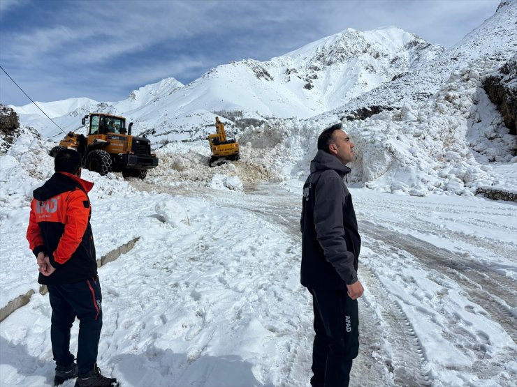 Van'da çığ düşen yolda inceleme yapıldı