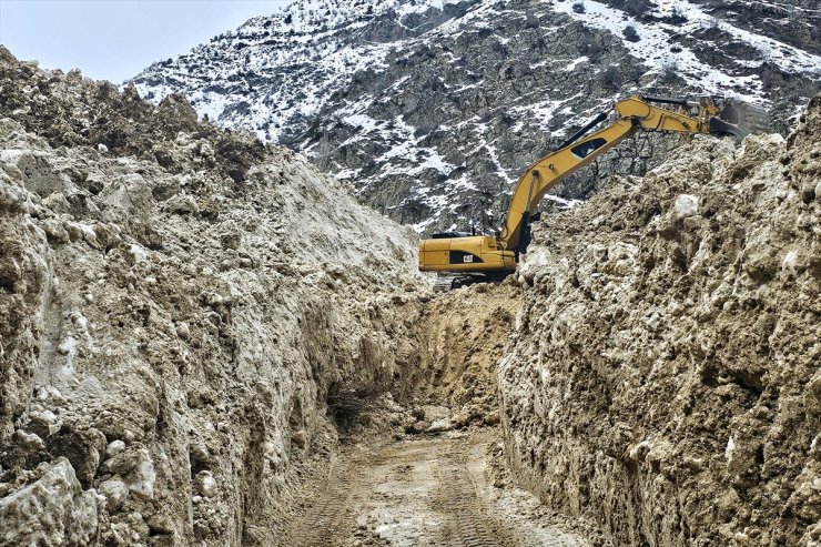 Van'da çığın düştüğü mahalle yolunda çalışma başlatıldı