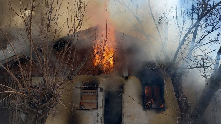 Ankara'da evdeki yangında dumandan etkilenen 3 çocuktan biri hayatını kaybetti