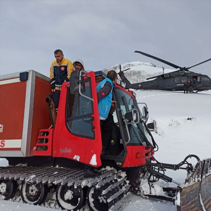 Bingöl'de kar ve tipi nedeniyle mahsur kalan 2 avcı helikopterle kurtarıldı