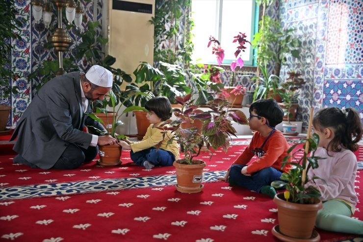 "Çiçekli Cami"deki rengarenk bitkilerin bakımı çocuklara emanet