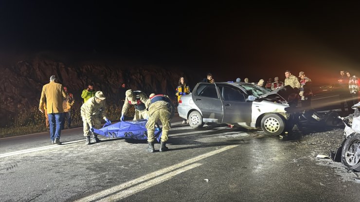 Gaziantep'te iki otomobilin çarpıştığı kazada 2 kişi öldü, 5 kişi yaralandı