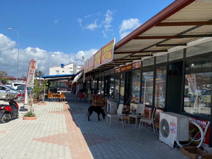 Hatay Samandağ'da depremlerden sonra açılan çarşıda 39 esnaf hizmet veriyor