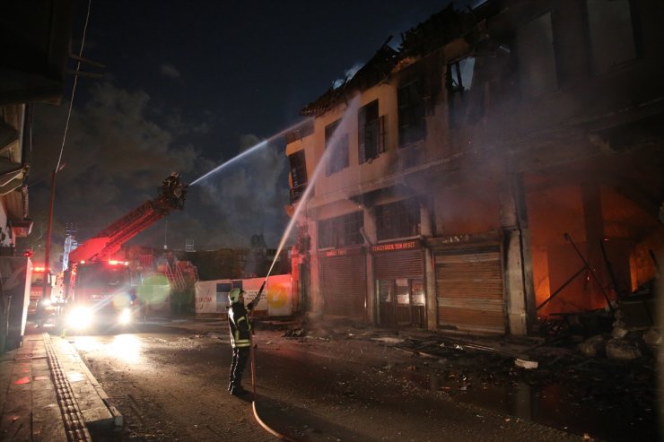 Hatay'da 2 katlı metruk binada çıkan yangın söndürüldü