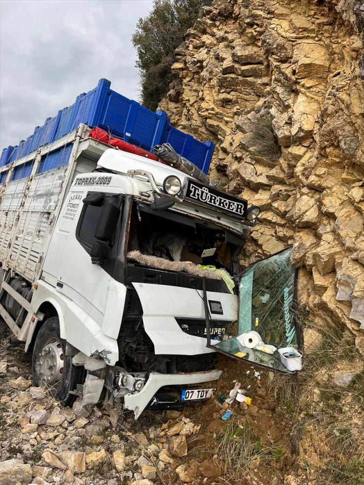 Isparta'da otomobil ile kamyonun çarpışması sonucu 3 kişi yaralandı