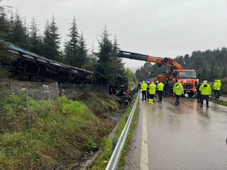 Kocaeli'de devrilen tırın sürücüsü öldü