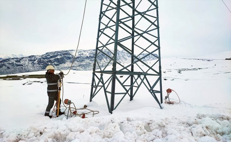 Siirt'te hava muhalefetinin neden olduğu, 12 köyü etkileyen elektrik arızası giderildi