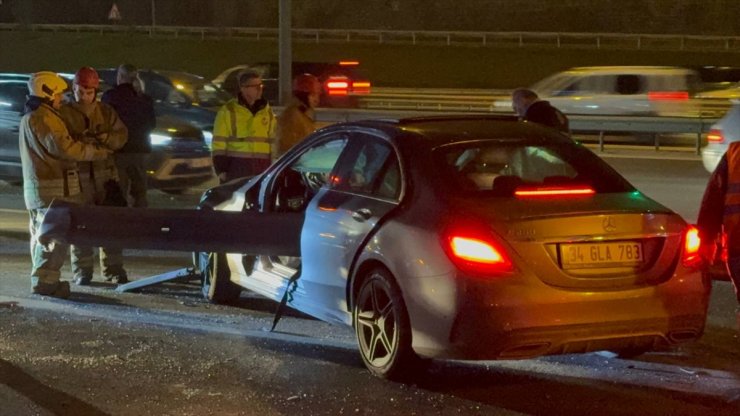 TEM Otoyolu'nda bariyerlere çarpan otomobildeki sürücü öldü, bir kişi de ağır yaralandı