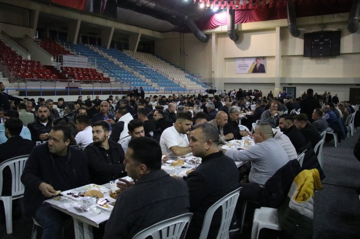 AK Parti Sözcüsü Ömer Çelik, Adana'da sahur programına katıldı: