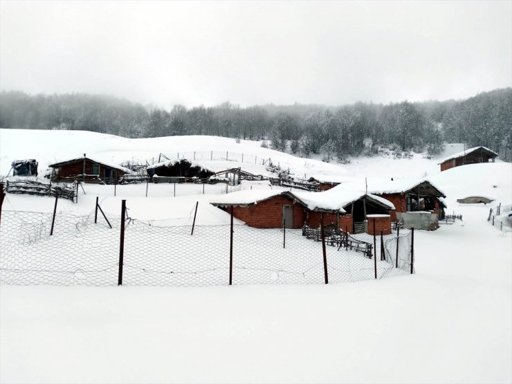 Amasya'nın yüksek kesimlerine kar yağdı