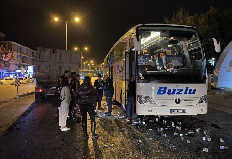 Antalya'da yolcu otobüsü ile hafriyat kamyonunun çarpıştığı kazada 4 kişi yaralandı