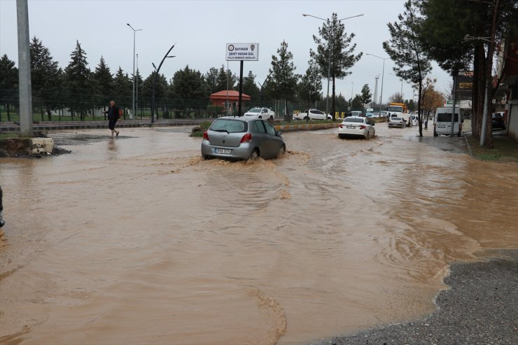 Batman'da sağanak, su baskınlarına neden oldu