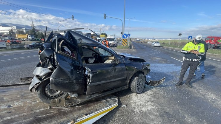 Bolu'da üç aracın karıştığı zincirleme trafik kazasında 3 kişi yaralandı