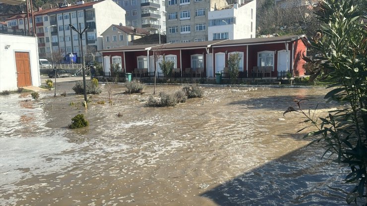 Fırtına nedeniyle Karadeniz'de oluşan dev dalgalar sahil şeridine zarar verdi