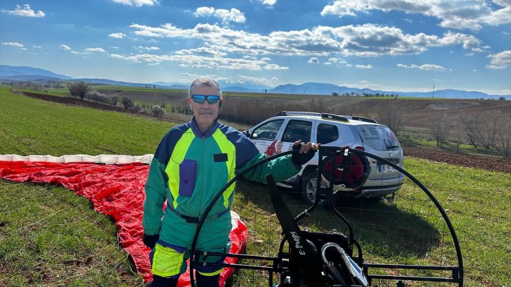 Isparta'da Yalvaç belediye başkan adayı, seçmenin dikkatini çekmek için paramotorla uçuyor