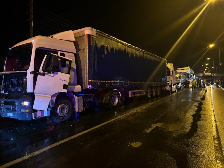 Konya'da 4 tırın karıştığı zincirleme trafik kazasında 1 kişi öldü