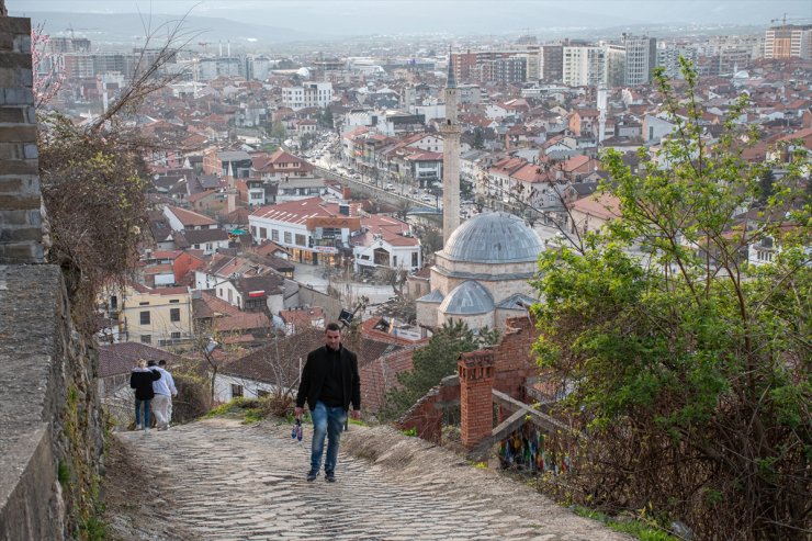 Kosova'nın Prizren şehrinde iftar vakti havai fişek atarak duyuruluyor