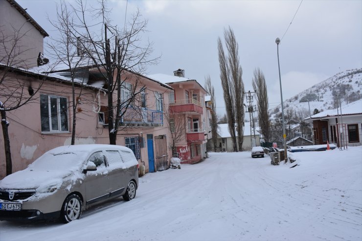 Tokat'ın Başçiftlik ilçesinde kar etkili oldu