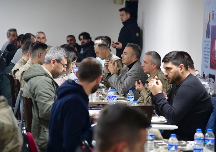 Ardahan Valisi Çiçek, jandarma personeliyle iftar yaptı: