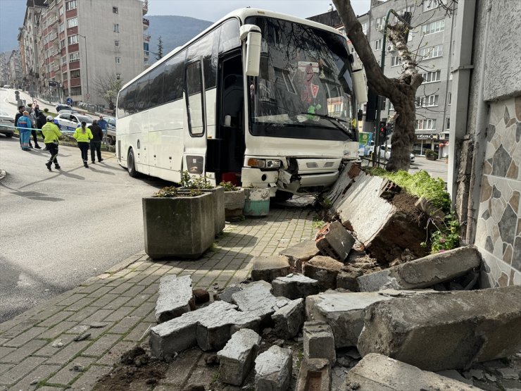 Bursa'da freni arızalanan otobüs, bir araca ve demir korkuluklara çarptı