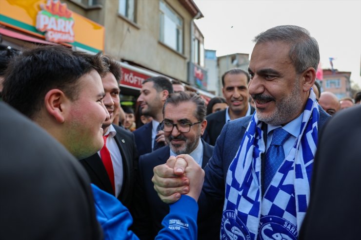 Dışişleri Bakanı Fidan, İstanbul'da esnaf ziyaretinde bulundu