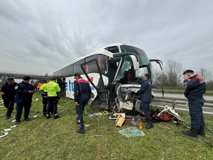 Düzce'de refüje çarpan yolcu otobüsündeki 9 kişi yaralandı