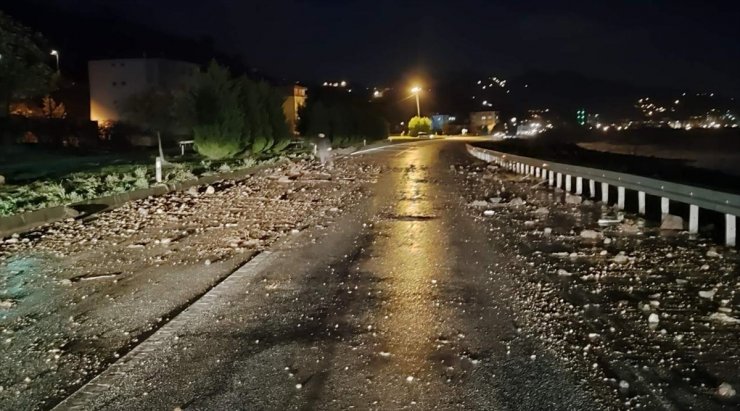 Giresun'da dalgaların yola sürüklediği taşlar ulaşımı aksattı