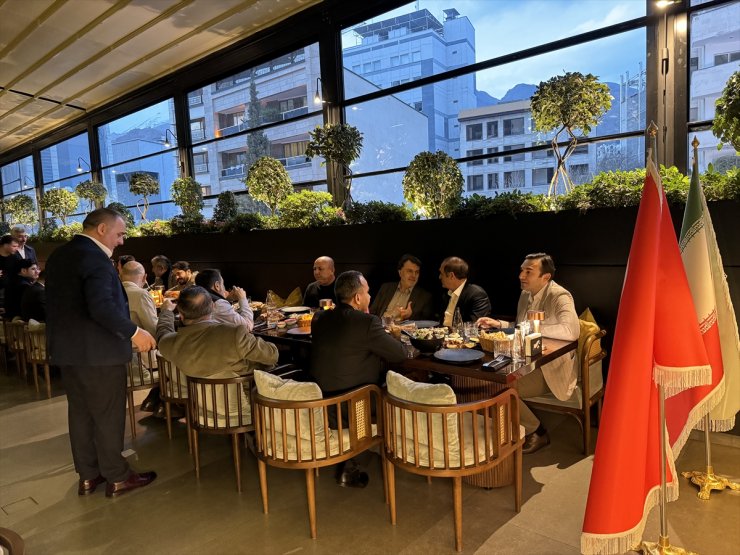 İran'da Türk diplomat, iş insanı ve basın mensupları iftarda bir araya geldi