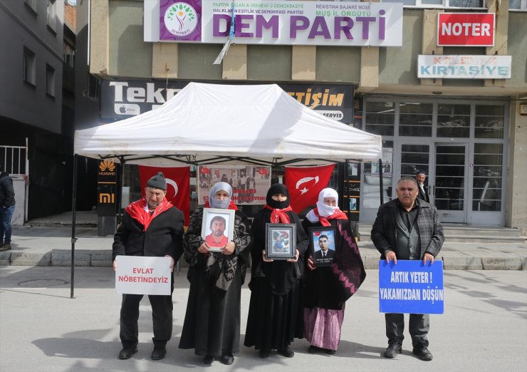 Muşlu aileler çocukları için DEM Parti önündeki eylemlerini sürdürdü