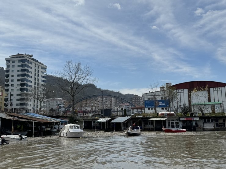 Rize'de dalgaların sürüklediği taşlar, park ve sosyal tesislere zarar verdi