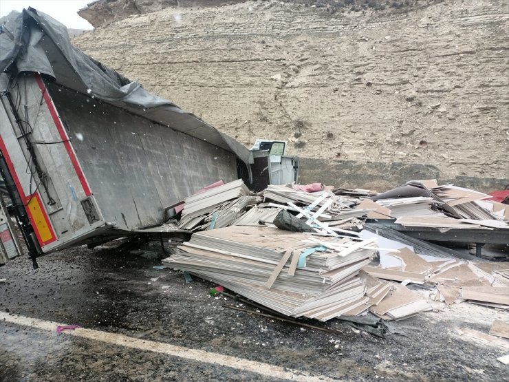 Sivas'ta tırdan düşen yükün altında kalan otomobildeki sürücü öldü