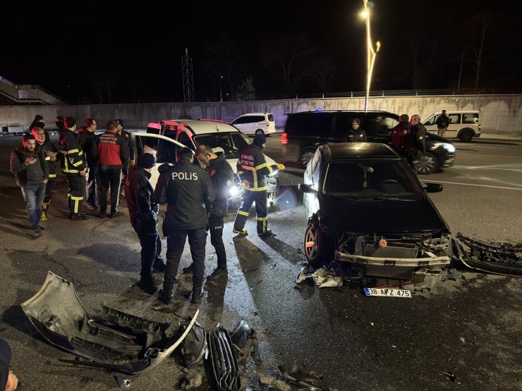 Bingöl'de hafif ticari araç ile otomobilin çarpıştığı kazada 4 kişi yaralandı