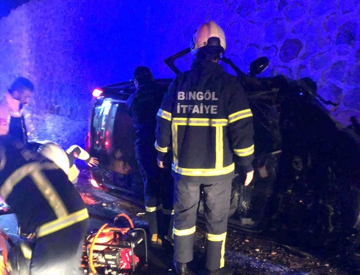 Bingöl'de istinat duvarına çarpan otomobildeki 2 kişi hayatını kaybetti