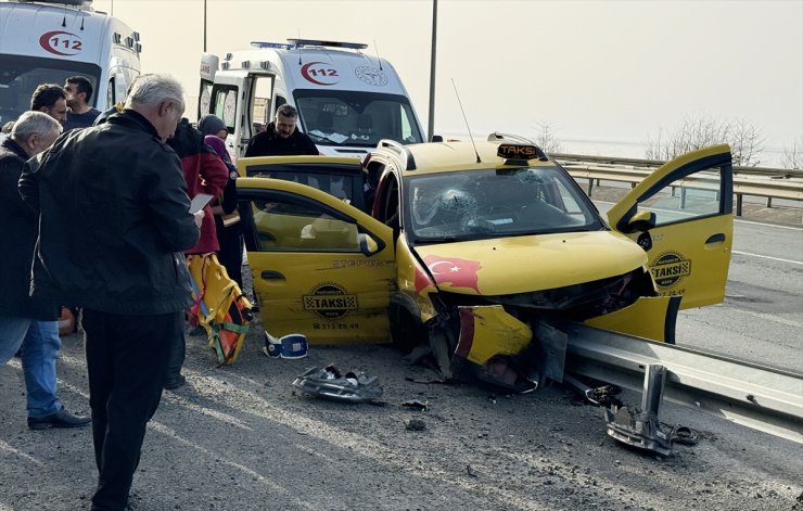 Cenazeden dönenleri taşıyan taksinin bariyerlere çarptığı kazada 4 kişi yaralandı