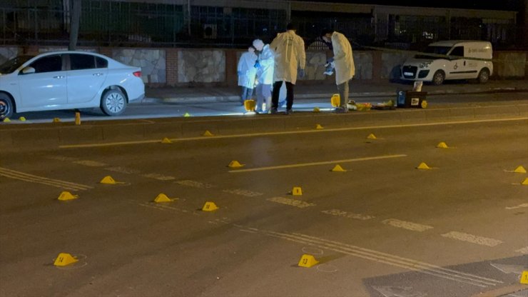 İstanbul'da seyir halindeki otomobile silahlı saldırıda 2 kişi yaralandı