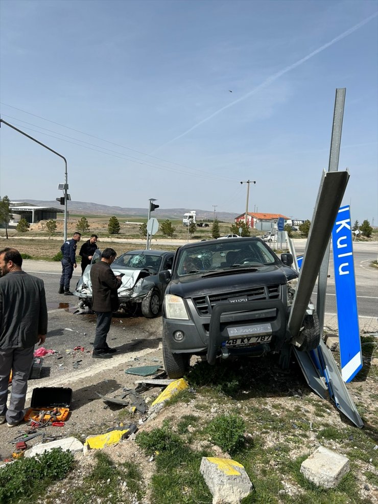 Kırıkkale'de pikap ile otomobil çarpıştı, 5 kişi yaralandı