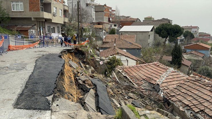 Maltepe'de bir süre önce tadilatı yapılan yol yeniden çöktü