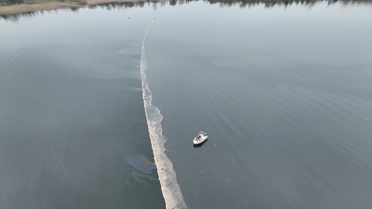 Sapanca Gölü'ne sızan yakıtın temizlenmesi için çalışma yürütülüyor