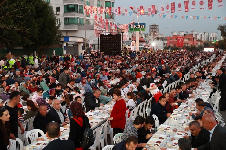 AK Parti Sözcüsü Ömer Çelik, Adana'da iftar programına katıldı: