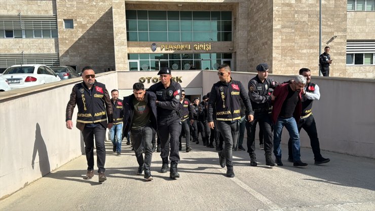 Antalya'da iki grup arasında çıkan silahlı çatışmada gözaltına alınan 25 zanlı adliyede