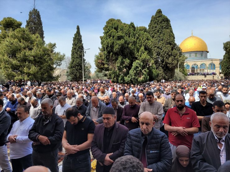 İsrail'in kısıtlamalarına rağmen 125 bin Filistinli ramazan ayının üçüncü cuma namazını Mescid-i Aksa'da kıldı