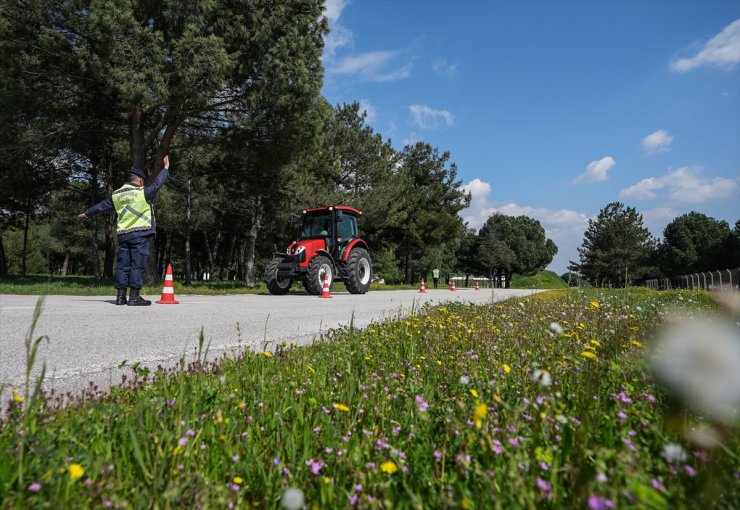 Bursa'da jandarma personeli tarım araçlarının güvenli kullanımını öğreniyor