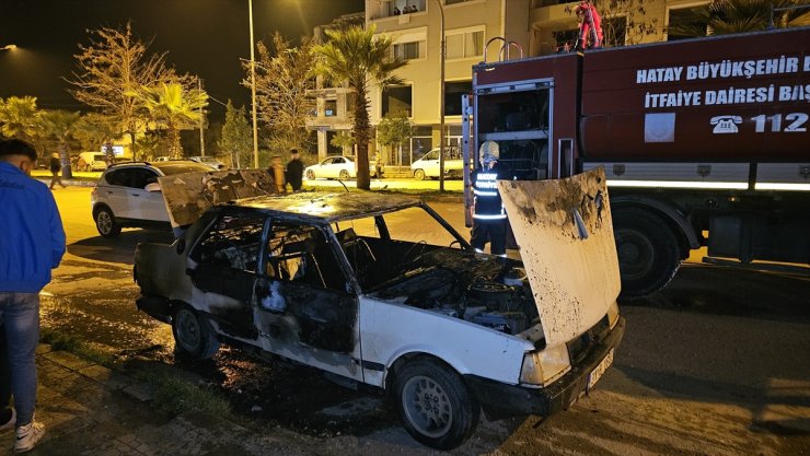 Hatay'da akaryakıt istasyonundaki otomobilde çıkan yangında 2 kişi yaralandı