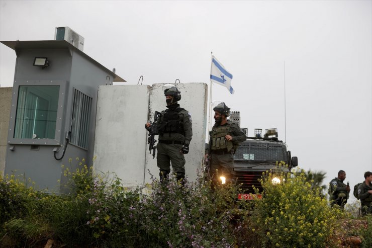 İsrail, Batı Şeria'daki Filistinlilerin Mescid-i Aksa'da namaz kılmak için Kudüs'e geçişini engelledi